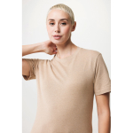 T-shirt mix de algodão reciclado e orgânico, 180 g/m2, Iqoniq Manuel cor castanho-claro quinta vista com modelo