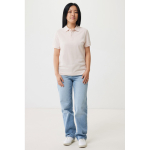 Polo piqué corte regular algodão ecológico, 220 g/m2, Iqoniq Yosemite cor cor-de-rosa claro quarta vista com modelo