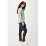 Polo piqué corte regular algodão ecológico, 220 g/m2, Iqoniq Yosemite cor verde oliva quinta vista com modelo