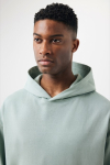 Sweatshirt de algodão eco regular fit 340 g/m2 Iqoniq cor verde oliva quarta vista com modelo