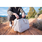 Saco de viagem RPET com grande compartimento e alça para trolley cor bege vista de ambiente 3