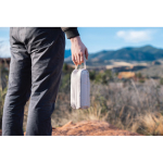 Nécessaire de RPET alongado com dois bolsos e alça de transporte cor bege vista de ambiente