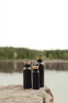 Garrafa de aço inoxidável reciclado com tampa de madeira e alça 800ml cor preto vista de ambiente