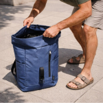 Mochila roll-top de poliéster com fecho vertical na frente cor azul-marinho quarta vista