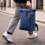 Mochila roll-top de poliéster com fecho vertical na frente cor azul-marinho quinta vista