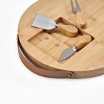 Tábua de corte de bambu com alça e três utensílios incluídos cor natural terceira vista 
