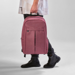 Mochila de nylon reciclado com zíperes impermeáveis 22L 15,6” cor bordeaux vista de ambiente 