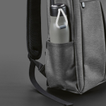 Mochila de nylon reciclado com zíperes impermeáveis 22L 15,6” cor cinzento-escuro vista de detalhe 
