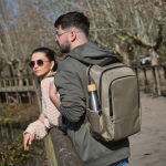 Mochila impermeável bicolor de nylon reciclado para portátil 15,6'' cor camel segunda vista ambiente