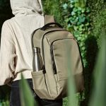 Mochila impermeável bicolor de nylon reciclado para portátil 15,6'' cor camel vista de ambiente 