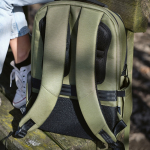 Mochila impermeável bicolor de nylon reciclado para portátil 15,6'' cor verde militar vista de ambiente 