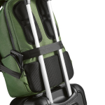 Mochila impermeável bicolor de nylon reciclado para portátil 15,6'' cor verde militar vista de detalhe 