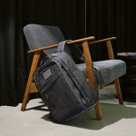 Mochila de algodão reciclado com revestimento encerado 230 g/m2 cor preto vista de ambiente 