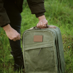 Mochila de algodão reciclado com revestimento encerado 230 g/m2 cor verde militar terceira vista ambiente