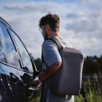 Mochila de RPET com fechadura numérica e tecidos antifuro 20L 15,6” cor cinzento-claro vista de ambiente 
