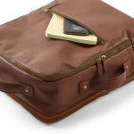 Mochila elegante em pele reciclada com bolso expansível para PC de 17'' cor castanho escuro terceira vista de detalhe