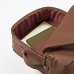 Mochila elegante em pele reciclada com bolso expansível para PC de 17'' cor castanho escuro quarta vista de detalhe