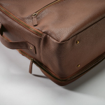 Mochila elegante em pele reciclada com bolso expansível para PC de 17'' cor castanho escuro vista de detalhe 