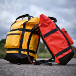 Mochila ecológica impermeável com fecho magnético para PC 17'' cor vermelho vista de ambiente 