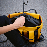 Mochila ecológica impermeável com fecho magnético para PC 17'' cor amarelo-escuro segunda vista ambiente