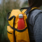 Mochila ecológica impermeável com fecho magnético para PC 17'' cor amarelo-escuro vista de ambiente 