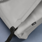 Mochila em pele sintética reciclada e plástico reciclado para PC de 17'' cor cinzento-claro vista de detalhe 