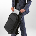 Mochila de 300D RPET com compartimento frontal com zíper 18L 15,6” cor preto vista de ambiente 