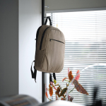 Mochila de 300D RPET com compartimento frontal com zíper 18L 15,6” cor camel vista de ambiente 