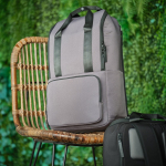 Mochila de poliéster reciclado com compartimento para portátil 18L cor cinzento vista de ambiente 