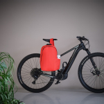 Mochila de RPET para portátil com acabamento ripstop 15,6'' cor vermelho vista de ambiente 