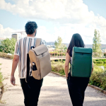 Mochila de couro sintético com espaço acolchoado para portátil 20L cor verde vista de ambiente 