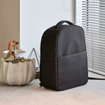 Mochila urbana em plástico reciclado com fita para trolley 17'' cor preto vista de ambiente 