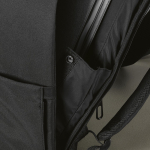 Mochila urbana em plástico reciclado com fita para trolley 17'' cor preto terceira vista de detalhe