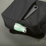 Mochila urbana em plástico reciclado com fita para trolley 17'' cor preto quarta vista de detalhe