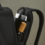 Mochila urbana em plástico reciclado com fita para trolley 17'' cor preto vista de detalhe 