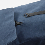 Mochila de algodão reciclado com detalhes em pele sintética 25L cor azul quarta vista de detalhe