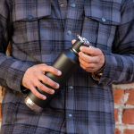 Garrafa de aço reciclado de parede dupla com tampa de roda 750 ml cor preto segunda vista ambiente