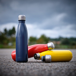 Garrafa de aço inoxidável reciclado com tampa antigotas 500 ml cor vermelho vista de ambiente 