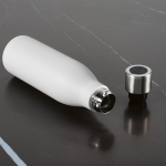 Garrafa em aço inoxidável reciclado com tampa de luz ultravioleta 520ml cor branco vista de ambiente 