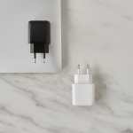 Carregador de parede em plástico reciclado com portas USB-A e USB-C 20W cor preto vista de ambiente 