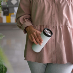 Copo de viagem de parede dupla em aço inoxidável reciclado 340ml cor branco vista de ambiente 