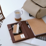 Portefólio de cortiça com fecho elástico e capa para tablet A4 cor natural terceira vista 