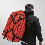 Saco de desporto personalizada em RPET com correias pretas refletoras cor vermelho vista de ambiente 