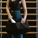 Saco desportivo impermeável em plástico ecológico com bolso oculto 50L cor preto vista de ambiente 
