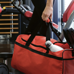 Saco desportivo impermeável em plástico ecológico com bolso oculto 50L cor vermelho segunda vista ambiente