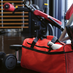 Saco desportivo impermeável em plástico ecológico com bolso oculto 50L cor vermelho terceira vista ambiente