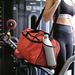 Saco desportivo impermeável em plástico ecológico com bolso oculto 50L cor vermelho vista de ambiente 