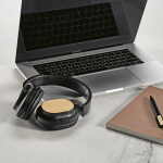 Auscultadores sem fios com bambu, carregamento USB-C e bateria de 8H cor preto vista de ambiente 