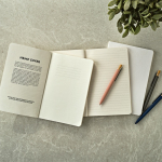 Caderno com capa flexível de cânhamo A5 e páginas pontilhadas cor branco vista de ambiente 