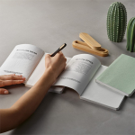 Caderno de erva-limão com capa flexível e páginas pontilhadas cor verde-claro vista de ambiente 